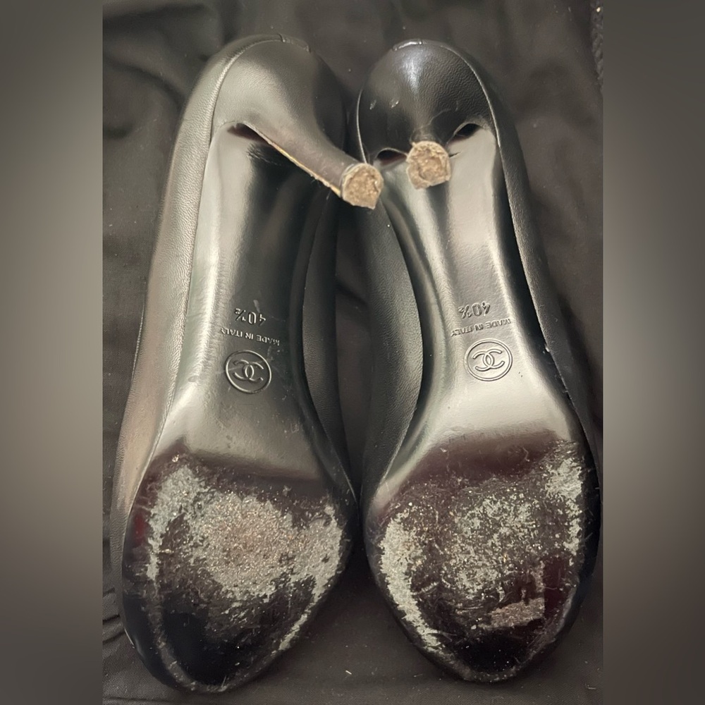 Chanel Interlocking CC Logo Heels - Picture 5 of 6